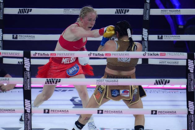 Mayelli Flores v Melissa Mortensen - WBA Super Bantamweight World Title TEMECULA, CALIFORNIA - AUGUST 21: Mayelli Flores (blue&yellow glove) and Melissa Mortensen (red&white glove) exchange punches during their Vacant WBA Super Bantamweight World Title at the Pechanga Resort Casino in Temecula, California, United States on August 21, 2026. Tayfun Coskun Anadolu California United States. Editorial use only. Please get in touch for any other usage.  Copyright: x2026xAnadoluxTayfunxCoskunx
