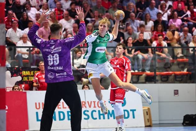 Torwurf von Levi Fielitz (TSV Hannover-Burgdorf, 08) GER, TuS Ferndorf vs TSV Hannover-Burgdorf, Handball, DHB-Pokal, 1. Runde, Spielzeit 2026 2027, 21.08.2026 GER, TuS Ferndorf vs TSV Hannover-Burgdorf, Handball, DHB-Pokal, 1. Runde, Spielzeit 2026 2027, 21.08.2026 Kreuztal *** Goal by Levi Fielitz of TSV Hannover Burgdorf, August 8, 2026, TuS Ferndorf vs. TSV Hannover Burgdorf, Handball, DHB Cup, 1st Round, 2026–2027 Season, August 21, 2026, Germany, TuS Ferndorf vs. TSV Hannover Burgdorf, Handball, DHB Cup, 1st Round, 2026–2027 Season, August 21, 2026, Kreuztal Copyright: xEibner-Pressefoto RenexWeissx EP_RWS