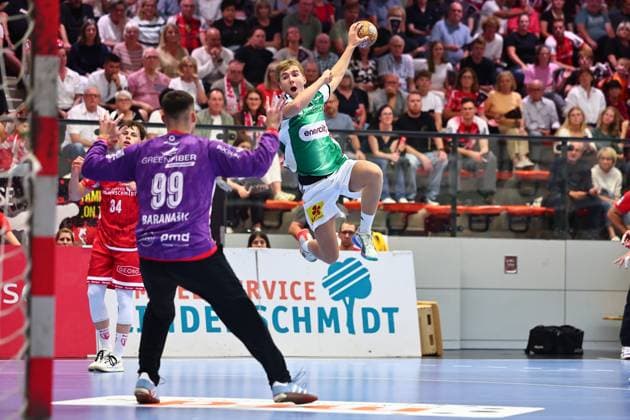 Torwurf von Levi Fielitz (TSV Hannover-Burgdorf, 08) GER, TuS Ferndorf vs TSV Hannover-Burgdorf, Handball, DHB-Pokal, 1. Runde, Spielzeit 2026 2027, 21.08.2026 GER, TuS Ferndorf vs TSV Hannover-Burgdorf, Handball, DHB-Pokal, 1. Runde, Spielzeit 2026 2027, 21.08.2026 Kreuztal *** Goal by Levi Fielitz, TSV Hannover Burgdorf, August 8, 2026, TuS Ferndorf vs. TSV Hannover Burgdorf, Handball, DHB Cup, 1st Round, 2026–2027 Season, August 21, 2026, Germany, TuS Ferndorf vs. TSV Hannover Burgdorf, Handball, DHB Cup, 1st Round, 2026–2027 Season, August 21, 2026, Kreuztal Copyright: xEibner-Pressefoto RenexWeissx EP_RWS