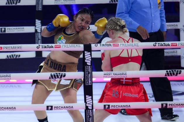 Mayelli Flores v Melissa Mortensen - WBA Super Bantamweight World Title TEMECULA, CALIFORNIA - AUGUST 21: Mayelli Flores (blue&yellow glove) and Melissa Mortensen (red&white glove) exchange punches during their Vacant WBA Super Bantamweight World Title at the Pechanga Resort Casino in Temecula, California, United States on August 21, 2026. Tayfun Coskun Anadolu California United States. Editorial use only. Please get in touch for any other usage.  Copyright: x2026xAnadoluxTayfunxCoskunx