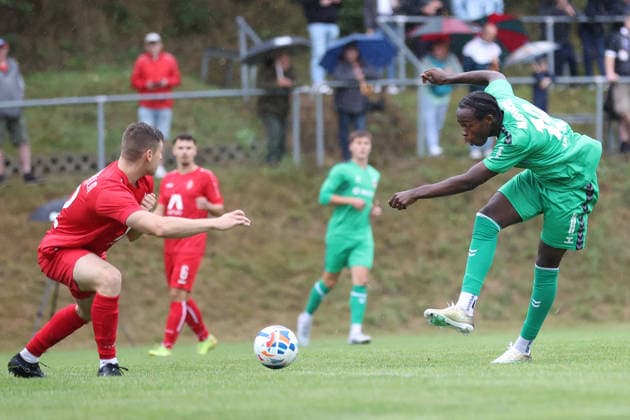 Männer Fußball Fussball 1. Runde Thüringenpokal Saison 2026 27 21.08.2026 Sportplatz Schmölln Thüringen SV Schmölln - ZFC Meuselwitz Kingsley Prince Madumere ZFC gün erzielte das 1:0 - Max Zeißig SLN rot versucht den Ball abzuwehren Schmölln Thueringen Germany *** Sports Men s Soccer Thuringia Cup First Round, 2026-27 Season, August 21, 2026, Schmölln Sports Field, Thuringia: SV Schmölln vs. ZFC Meuselwitz. Kingsley Prince Madumere (ZFC) scored the 1-0 goal. Max Zeißig (SLN) received a red card for attempting to block the ball.Schmölln, Thuringia, Germany