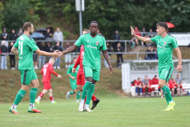 Männer Fußball Fussball 1. Runde Thüringenpokal Saison 2026 27 21.08.2026 Sportplatz Schmölln Thüringen SV Schmölln - ZFC Meuselwitz Tim Kießling l. Kingsley Prince Madumere m und Florian Hansch r. ZFC nach dem 1:0 Schmölln Thueringen Germany *** Sports Men s Soccer Thuringia Cup First Round, 2026-27 Season, August 21, 2026, Schmölln Sports Field, Thuringia: SV Schmölln vs. ZFC Meuselwitz; Tim Kießling (L), Kingsley Prince Madumere (M), and Florian Hansch (R); ZFC after the 1-0 win over Schmölln Thuringia, Germany