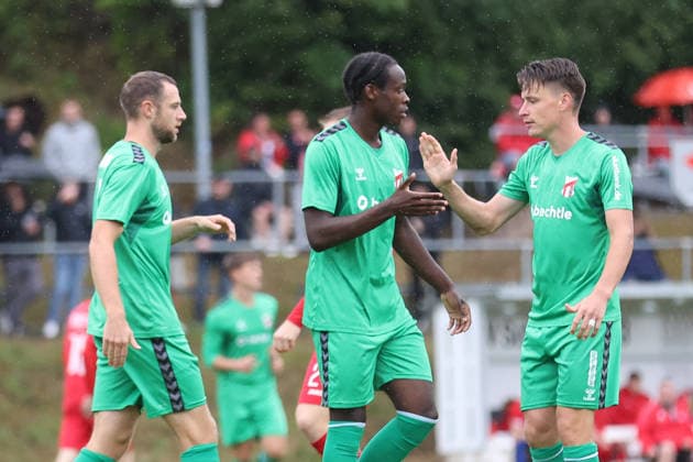 Männer Fußball Fussball 1. Runde Thüringenpokal Saison 2026 27 21.08.2026 Sportplatz Schmölln Thüringen SV Schmölln - ZFC Meuselwitz Tim Kießling l. Kingsley Prince Madumere m und Florian Hansch r. ZFC nach dem 1:0 Schmölln Thueringen Germany *** Sports Men s Soccer Thuringia Cup First Round, 2026-27 Season, August 21, 2026, Schmölln Sports Field, Thuringia: SV Schmölln vs. ZFC Meuselwitz; Tim Kießling (L), Kingsley Prince Madumere (M), and Florian Hansch (R); ZFC after the 1-0 win over Schmölln Thuringia, Germany