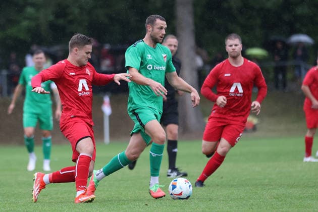 Männer Fußball Fussball 1. Runde Thüringenpokal Saison 2026 27 21.08.2026 Sportplatz Schmölln Thüringen SV Schmölln - ZFC Meuselwitz Pascal Zopora SLN rot - Tim Kießling ZFC grün Schmölln Thueringen Germany *** Sports Men s Soccer 1st Round of the Thuringia Cup 2026-27 Season August 21, 2026 Schmölln Sports Field Thuringia SV Schmölln ZFC Meuselwitz Pascal Zopora SLN (red) Tim Kießling ZFC (green) Schmölln Thuringia Germany