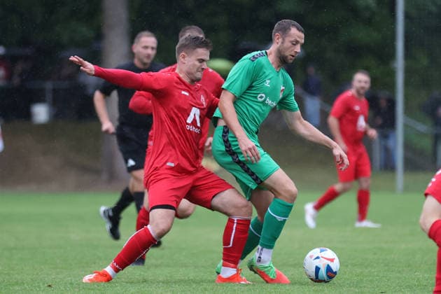 Männer Fußball Fussball 1. Runde Thüringenpokal Saison 2026 27 21.08.2026 Sportplatz Schmölln Thüringen SV Schmölln - ZFC Meuselwitz Pascal Zopora SLN rot - Tim Kießling ZFC grün Schmölln Thueringen Germany *** Sports Men s Soccer 1st Round of the Thuringia Cup 2026-27 Season August 21, 2026 Schmölln Sports Field Thuringia SV Schmölln ZFC Meuselwitz Pascal Zopora SLN (red) Tim Kießling ZFC (green) Schmölln Thuringia Germany