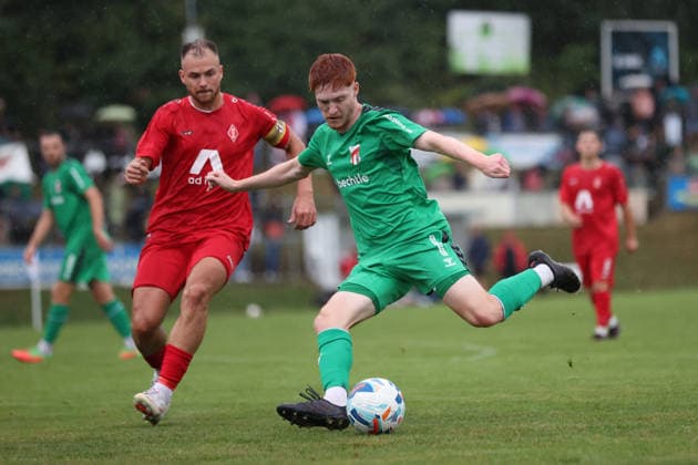 Männer Fußball Fussball 1. Runde Thüringenpokal Saison 2026 27 21.08.2026 Sportplatz Schmölln Thüringen SV Schmölln - ZFC Meuselwitz Justin Smyla ZFC grün setzt sich gegen Alexander Korent durch SLN rot Schmölln Thueringen Germany *** Sports Men s Soccer 1st Round of the Thuringia Cup 2026-27 Season August 21, 2026 Schmölln Sports Field Thuringia SV Schmölln vs. ZFC Meuselwitz Justin Smyla (ZFC Green) defeats Alexander Korent (SLN Red) Schmölln, Thuringia, Germany