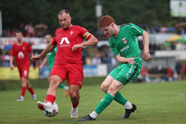 Männer Fußball Fussball 1. Runde Thüringenpokal Saison 2026 27 21.08.2026 Sportplatz Schmölln Thüringen SV Schmölln - ZFC Meuselwitz Justin Smyla ZFC grün setzt sich gegen Alexander Korent durch SLN rot Schmölln Thueringen Germany *** Sports Men s Soccer 1st Round of the Thuringia Cup 2026-27 Season August 21, 2026 Schmölln Sports Field Thuringia SV Schmölln vs. ZFC Meuselwitz Justin Smyla (ZFC Green) defeats Alexander Korent (SLN Red) Schmölln, Thuringia, Germany