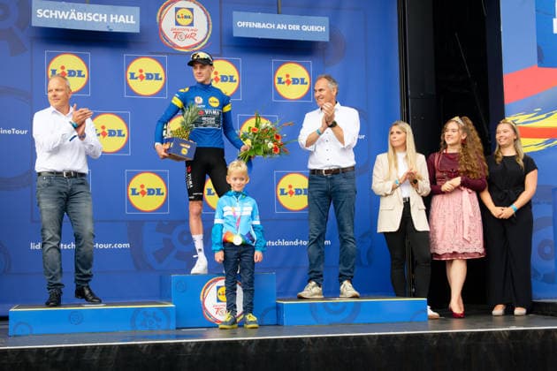Siegerehrung Louis Barre (TVL) blaue Trikot Gesamtwertung *** Awards Ceremony: Louis Barre, TVL Blue Jersey, Overall Standings