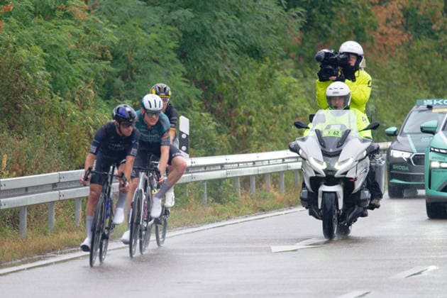 Noch sind die drei Aussreisser vor dem Feld: Alavaro Sagrado vor Ole Theiler und Ben Felix Jochum *** The three breakaway riders are still ahead of the pack: Alavaro Sagrado, followed by Ole Theiler and Ben Felix Jochum