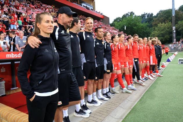 21.08.2026, GER Deutschland, Fussball, 1.Fussballbundesliga, Frauen, 2026 2027, Alte Foersterei, 1.FC Union vs. Bayern Muenchen Union-Spielerinnenkreis, Cheftrainerin Marie-Louise Eta ( 1.FC Union Berlin ) 1. Liga: DFB DFL regulations prohibit any use of photographs as image sequences and or quasi-video) Berlin Stadion Alte Foersterei Berlin Deutschland *** August 21, 2026, GER Germany, Soccer, Bundesliga 1, Women, 2026–2027, Alte Foersterei, 1. FC Union vs. Bayern Munich Union Women’s Team, Head Coach Marie Louise Eta, 1. FC Union Berlin, 1st League, DFB, DFL regulations prohibit any use of photographs as image sequences and or quasi-video, Berlin, Alte Foersterei Stadium, Berlin, Germany Copyright: xNordphotox xEnglerx