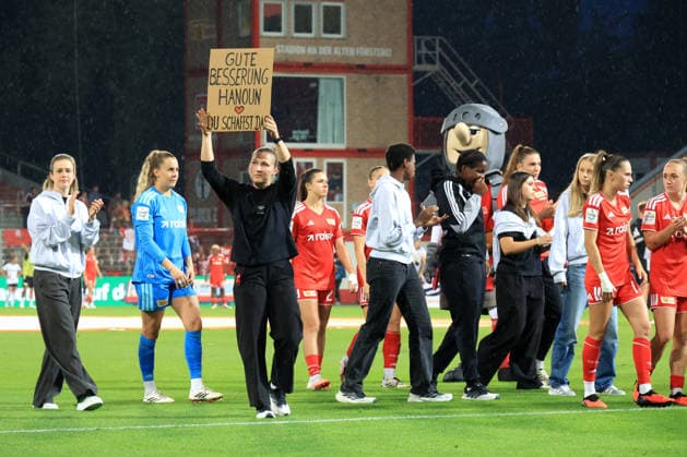 21.08.2026, GER Deutschland, Fussball, 1.Fussballbundesliga, Frauen, 2026 2027, Alte Foersterei, 1.FC Union vs. Bayern Muenchen Anteilnahme an krebserkrankten Nachwuchsspieler, Union-Spielerinnenkreis 1. Liga: DFB DFL regulations prohibit any use of photographs as image sequences and or quasi-video) Berlin Stadion Alte Foersterei Berlin Deutschland *** August 21, 2026, GER Germany, Soccer, 1st Bundesliga, Women, 2026–2027, Alte Foersterei, 1. FC Union vs. Bayern Munich: Show of support for a young player battling cancer, Union women’s team. DFB and DFL regulations prohibit any use of photographs as image sequences and or quasi-video. Berlin, Alte Foersterei Stadium, Berlin, Germany Copyright: xNordphotox xEnglerx