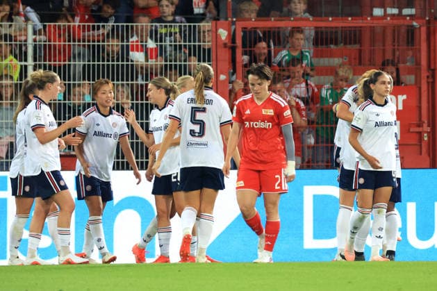 21.08.2026, GER Deutschland, Fussball, 1.Fussballbundesliga, Frauen, 2026 2027, Alte Foersterei, 1.FC Union vs. Bayern Muenchen 1:4, von Sophie Proost ( FC Bayern Muenchen 23 ), Bayern Muenchen-Spielerkreis, Tomke Schneider ( 1.FC Union Berlin 2 ) 1. Liga: DFB DFL regulations prohibit any use of photographs as image sequences and or quasi-video) Berlin Stadion Alte Foersterei Berlin Deutschland *** August 21, 2026, GER Germany, Soccer, Bundesliga 1, Women, 2026–2027, Alte Foersterei, 1. FC Union vs. Bayern Munich 1–4, by Sophie Proost FC Bayern Munich 23, Bayern Munich players, Tomke Schneider 1. FC Union Berlin 2–1 League DFB DFL regulations prohibit any use of photographs as image sequences and or quasi-video Berlin Stadium Alte Foersterei Berlin Germany Copyright: xNordphotox xEnglerx