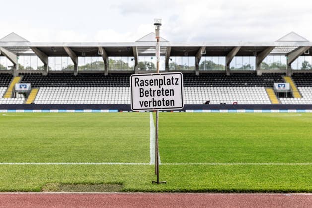 SSV Ulm 1846 Fußball vs. SG Barockstadt Fulda-Lehnerz, Fussball, Regionalliga Südwest, 3. Spieltag, Donaustadion Ulm 22.08.26 Das Donaustadion Ulm Sportstätte des SSV Ulm 1846 Fußball Innenansicht Gegentribüne Schild Rasenplatz betreten verboten SSV Ulm 1846 Fußball vs. SG Barockstadt Fulda-Lehnerz, Fussball, Regionalliga Südwest, 3. Spieltag, Donaustadion Ulm 22.08.26 Foto: Lucca Fundel Ulm Donaustadion Baden-Württemberg Deutschland *** SSV Ulm 1846 Soccer vs. SG Barockstadt Fulda Lehnerz, Soccer, Regionalliga Southwest, Matchday 3, Donaustadion Ulm, August 22, 2026—The Donaustadion Ulm, home stadium of SSV Ulm 1846 Soccer—interior view of the opposite stands; sign reading No Trespassing on the Grass Field —SSV Ulm 1846 Soccer vs. SG Barockstadt Fulda Lehnerz, Soccer, Regionalliga Southwest, Matchday 3, Donaustadion Ulm, August 22, 2026. Photo by Lucca Fundel, Ulm, Donaustadion, Baden-Württemberg, Germany