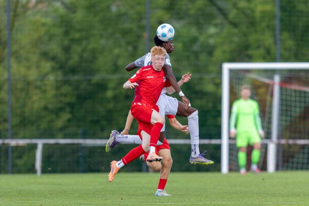 U17, U 17 DFB-Nachwuchsliga - Vorrunde Gruppe H: FC Rot-Weiß Erfurt vs. SV Meppen; Erfurt; 22.08.2026 Julien Zentgraf ( 19; FC Rot-Weiß Erfurt U17) gegen Ezekiel Illenikhenan ( 17; SV Meppen U17) U17 DFB-Nachwuchsliga - Vorrunde Gruppe H: FC Rot-Weiß Erfurt vs. SV Meppen; Hauptplatz Cyriaksgebreite Erfurt; 22.08.2026 DFB REGULATIONS PROHIBIT ANY USE OF PHOTOGRAPHS AS IMAGE SEQUENCES AND OR QUASI-VIDEO. *** U17 DFB Youth League Preliminary Round Group H FC Rot Weiß Erfurt vs. SV Meppen Erfurt August 22, 2026 Julien Zentgraf 19 (FC Rot Weiß Erfurt U17) vs. Ezekiel Illenikhenan 17 (SV Meppen U17) U17 DFB Youth League Preliminary Round Group H FC Rot Weiß Erfurt vs. SV Meppen Main Field, Cyriaksgebreite, Erfurt, August 22, 2026 DFB regulations prohibit any use of photographs as image sequences and or quasi-video Copyright: xBEAUTIFULxSPORTS Duehringx