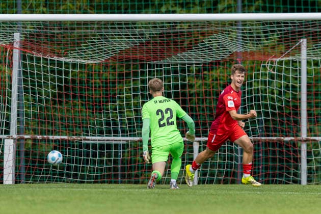 U17, U 17 DFB-Nachwuchsliga - Vorrunde Gruppe H: FC Rot-Weiß Erfurt vs. SV Meppen; Erfurt; 22.08.2026 1:0 durch Kent Langenhan ( 16; FC Rot-Weiß Erfurt U17) gegen Jos Regtop ( 22; SV Meppen U17) U17 DFB-Nachwuchsliga - Vorrunde Gruppe H: FC Rot-Weiß Erfurt vs. SV Meppen; Hauptplatz Cyriaksgebreite Erfurt; 22.08.2026 DFB REGULATIONS PROHIBIT ANY USE OF PHOTOGRAPHS AS IMAGE SEQUENCES AND OR QUASI-VIDEO. *** U17 DFB Youth League Preliminary Round Group H FC Rot Weiß Erfurt vs. SV Meppen Erfurt, August 22, 2026, 1–0 (goal by Kent Langenhan, 16 ) FC Rot Weiß Erfurt U17 vs. Jos Regtop 22 SV Meppen U17 U17 DFB Youth League Preliminary Round Group H FC Rot Weiß Erfurt vs. SV Meppen Main Field, Cyriaksgebreite, Erfurt, August 22, 2026 DFB regulations prohibit any use of photographs as image sequences and or quasi-video Copyright: xBEAUTIFULxSPORTS Duehringx