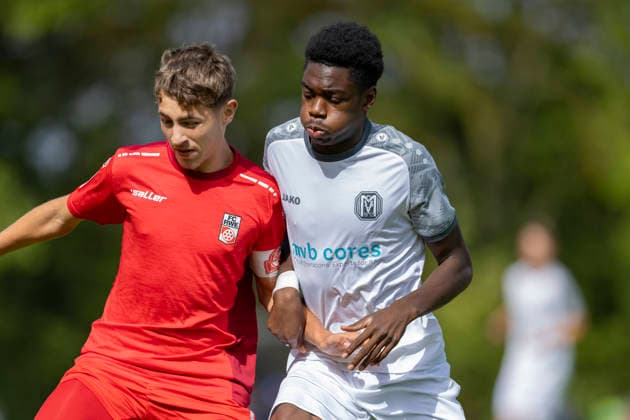 U17, U 17 DFB-Nachwuchsliga - Vorrunde Gruppe H: FC Rot-Weiß Erfurt vs. SV Meppen; Erfurt; 22.08.2026 Marlon-Maurice Röhr ( 17; FC Rot-Weiß Erfurt U17) gegen Ezekiel Illenikhenan ( 17; SV Meppen U17) U17 DFB-Nachwuchsliga - Vorrunde Gruppe H: FC Rot-Weiß Erfurt vs. SV Meppen; Hauptplatz Cyriaksgebreite Erfurt; 22.08.2026 DFB REGULATIONS PROHIBIT ANY USE OF PHOTOGRAPHS AS IMAGE SEQUENCES AND OR QUASI-VIDEO. *** U17 DFB Youth League Preliminary Round Group H FC Rot Weiß Erfurt vs. SV Meppen Erfurt, August 22, 2026 Marlon Maurice Röhr (17), FC Rot Weiß Erfurt U17, vs. Ezekiel Illenikhenan (17), SV Meppen U17 U17 DFB Youth League Preliminary Round, Group H: FC Rot-Weiß Erfurt vs. SV Meppen, Main Field, Cyriaksgebreite, Erfurt, August 22, 2026. DFB regulations prohibit any use of photographs as image sequences and or quasi-video. Copyright: xBEAUTIFULxSPORTS Duehringx