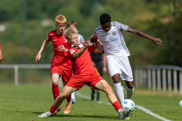 U17, U 17 DFB-Nachwuchsliga - Vorrunde Gruppe H: FC Rot-Weiß Erfurt vs. SV Meppen; Erfurt; 22.08.2026 Ezekiel Illenikhenan ( 17; SV Meppen U17) gegen Hugo Richter ( 11; FC Rot-Weiß Erfurt U17) U17 DFB-Nachwuchsliga - Vorrunde Gruppe H: FC Rot-Weiß Erfurt vs. SV Meppen; Hauptplatz Cyriaksgebreite Erfurt; 22.08.2026 DFB REGULATIONS PROHIBIT ANY USE OF PHOTOGRAPHS AS IMAGE SEQUENCES AND OR QUASI-VIDEO. *** U17 DFB Youth League Preliminary Round Group H FC Rot Weiß Erfurt vs. SV Meppen Erfurt August 22, 2026 Ezekiel Illenikhenan 17 (SV Meppen U17) vs. Hugo Richter 11 (FC Rot Weiß Erfurt U17) U17 DFB Youth League Preliminary Round Group H FC Rot-Weiß Erfurt vs. SV Meppen Main Field, Cyriaksgebreite, Erfurt, August 22, 2026 DFB REGULATIONS PROHIBIT ANY USE OF PHOTOGRAPHS AS IMAGE SEQUENCES AND OR QUASI-VIDEO Copyright: xBEAUTIFULxSPORTS Duehringx
