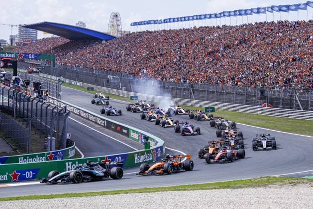 ZANDVOORT - first lap of Turn 1, George Russell from Great Britain and driver for Mercedes-AMG PETRONAS F1 Team, Lando Norris from Great Britain and driver for McLaren Formula 1 Team, Charles Leclerc from Monaco and driver for Scuderia Ferrari HP, Oscar Piastri from Australia and driver for McLaren Formula 1 Team during the sprint race of the Formula 1 Heineken Dutch Grand Prix at Circuit Zandvoort on 22 August 2026 in Zandvoort, the Netherlands. MARCEL TER BALS ANP xVIxANPxSportx xMarcelxterxBalsxIVx 565993707 originalFilename: 565993707.jpg