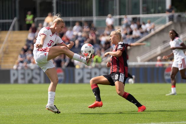 22.08.2026, xhfmx, Fussball Google Pixel Frauen-Bundesliga, Eintracht Frankfurt - 1.FC Köln Hanna Bennison (Eintracht Frankfurt, Rückennummer 8) im Zweikampf mit einer Gegenspielerin um den Ball Frankfurt am Main *** August 22, 2026, xhfmx, Soccer Google Pixel Women s Bundesliga, Eintracht Frankfurt vs. 1. FC Köln, Hanna Bennison (Eintracht Frankfurt), No. 8, battling an opponent for the ball in Frankfurt am Main