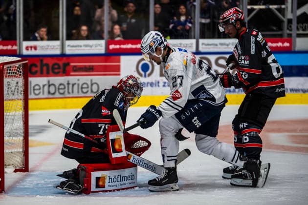 Michael Bitzer (G, ECDC Memmingen Indians, 79) vor Thomas Reichel (C, Ravensburg Towerstars, 27) und Leon van der Linde (RD, ECDC Memmingen Indians, 66) am Puck GER, Ravensburg Towerstars vs ECDC Memmingen Indian, Eishockey, Vorbereitung, DEL2, Saison 2026 27, 21.08.2026 GER, Ravensburg Towerstars vs ECDC Memmingen Indian, Eishockey, Vorbereitung, DEL2, Saison 2026 27, 21.08.2026 Ravensburg *** Michael Bitzer (G), ECDC Memmingen Indians, 79, ahead of Thomas Reichel (C), Ravensburg Towerstars, 27, and Leon van der Linde RD, ECDC Memmingen Indians, 66, with the puck GER, Ravensburg Towerstars vs. ECDC Memmingen Indians, Ice Hockey, Preseason, DEL2, 2026–27 Season, August 21, 2026 GER, Ravensburg Towerstars vs. ECDC Memmingen Indians, Ice Hockey, Preseason, DEL2, 2026–27 Season, August 21, 2026 Ravensburg Copyright: xEibner-Pressefoto FlorianxWolfx EP_FWF