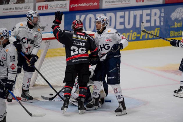 Torjubel Markus Lillich (LW, ECDC Memmingen Indians, 28) zum 0:2 mit Florin Ketterer (LD, Ravensburg Towerstars, 16), Ryan Odude (RD, Ravensburg Towerstars, 79) und Illya Sharipov (G, Ravensburg Towerstars, 43) GER, Ravensburg Towerstars vs ECDC Memmingen Indian, Eishockey, Vorbereitung, DEL2, Saison 2026 27, 21.08.2026 GER, Ravensburg Towerstars vs ECDC Memmingen Indian, Eishockey, Vorbereitung, DEL2, Saison 2026 27, 21.08.2026 Ravensburg *** Goal celebration by Markus Lillich (LW), ECDC Memmingen Indians, 28, on the 0-2 play with Florin Ketterer (LD), Ravensburg Towerstars, 16, Ryan Odude (RD), Ravensburg Towerstars, 79, and Illya Sharipov (G), Ravensburg Towerstars, 43 GER, Ravensburg Towerstars vs. ECDC Memmingen Indians, ice hockey, preseason, DEL2, 2026–27 season, August 21, 2026 GER, Ravensburg Towerstars vs. ECDC Memmingen Indians, Ice Hockey, Preseason, DEL2, 2026–27 Season, August 21, 2026 Ravensburg Copyright: xEibner-Pressefoto FlorianxWolfx EP_FWF