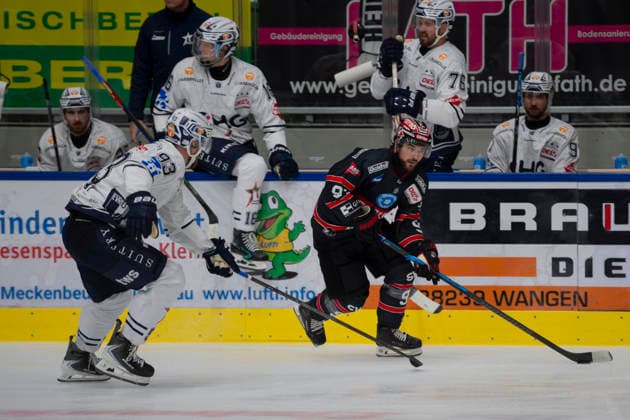 Tobias Meier (RW, ECDC Memmingen Indians, 93) mit Simon Sezemsky (RD, Ravensburg Towerstars, 93) GER, Ravensburg Towerstars vs ECDC Memmingen Indian, Eishockey, Vorbereitung, DEL2, Saison 2026 27, 21.08.2026 GER, Ravensburg Towerstars vs ECDC Memmingen Indian, Eishockey, Vorbereitung, DEL2, Saison 2026 27, 21.08.2026 Ravensburg *** Tobias Meier (RW), ECDC Memmingen Indians, 93, with Simon Sezemsky (RD), Ravensburg Towerstars, 93, GER, Ravensburg Towerstars vs. ECDC Memmingen Indians, ice hockey, preseason, DEL2, 2026–27 season, August 21, 2026 GER, Ravensburg Towerstars vs. ECDC Memmingen Indians, Ice Hockey, Preseason, DEL2, 2026–27 Season, August 21, 2026, Ravensburg Copyright: xEibner-Pressefoto FlorianxWolfx EP_FWF