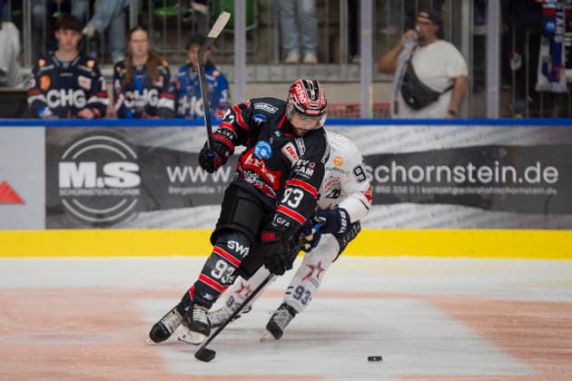 Zweikampf zwischen Simon Sezemsky (RD, Ravensburg Towerstars, 93) mit Tobias Meier (RW, ECDC Memmingen Indians, 93) GER, Ravensburg Towerstars vs ECDC Memmingen Indian, Eishockey, Vorbereitung, DEL2, Saison 2026 27, 21.08.2026 GER, Ravensburg Towerstars vs ECDC Memmingen Indian, Eishockey, Vorbereitung, DEL2, Saison 2026 27, 21.08.2026 Ravensburg *** Face-off between Simon Sezemsky (RD, Ravensburg Towerstars, 93) and Tobias Meier (RW, ECDC Memmingen Indians, 93 GER), Ravensburg Towerstars vs. ECDC Memmingen Indians, ice hockey, preseason, DEL2, 2026–27 season, August 21, 2026 GER, Ravensburg Towerstars vs. ECDC Memmingen Indians, ice hockey, preseason, DEL2, 2026–27 season, August 21, 2026 Ravensburg Copyright: xEibner-Pressefoto FlorianxWolfx EP_FWF