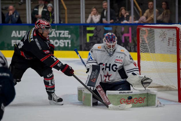 Nick Maul (RW, ECDC Memmingen Indians, 14) scheitert an Illya Sharipov (G, Ravensburg Towerstars, 43) GER, Ravensburg Towerstars vs ECDC Memmingen Indian, Eishockey, Vorbereitung, DEL2, Saison 2026 27, 21.08.2026 GER, Ravensburg Towerstars vs ECDC Memmingen Indian, Eishockey, Vorbereitung, DEL2, Saison 2026 27, 21.08.2026 Ravensburg *** Nick Maul (RW), ECDC Memmingen Indians, 14, is stopped by Illya Sharipov (G), Ravensburg Towerstars, 43 GER, Ravensburg Towerstars vs. ECDC Memmingen Indians, ice hockey, preseason, DEL2, 2026–27 season, August 21, 2026 GER, Ravensburg Towerstars vs. ECDC Memmingen Indians, Ice Hockey, Preseason, DEL2, 2026–27 Season, August 21, 2026 Ravensburg Copyright: xEibner-Pressefoto FlorianxWolfx EP_FWF