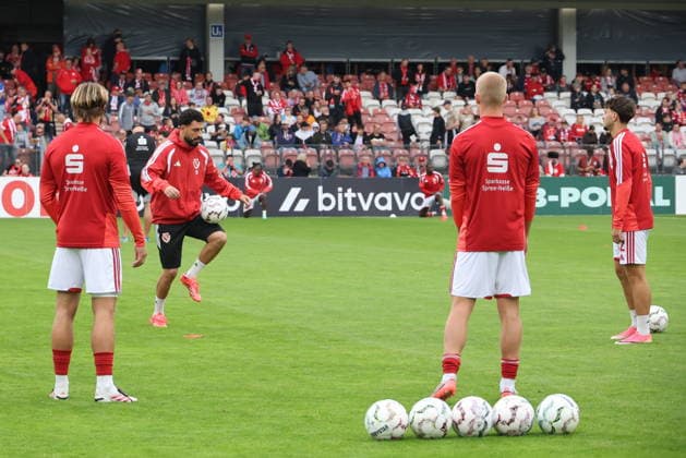10 Tolcay Cigerci (Energie Cottbus) bei der Erwärmung - heute zu Spielbeginn auf der Bank. Fussball DFB-Pokal 1. Hauptrunde 2026 2027 FC Energie Cottbus - FC Augsburg *** 10 Tolcay Cigerci of Energie Cottbus on the bench during warm-ups at the start of today s game; Soccer; DFB Cup; 1st Round; 2026–2027; FC Energie Cottbus vs. FC Augsburg