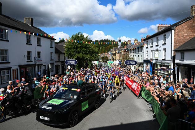 2026 Lloyds Tour of Britain Women Picture by Simon Wilkinson SWpix.com - 22 08 2026 - Cycling - UCI Women s World Tour - 2026 Lloyds Tour of Britain Women - Stage 4: - Llanidloes to Hay-On-Wye (138.3km) - The peloton roll out of Llanidloes Copyright: x xSWpix.comx(t axPhotographyxHubxLtd)xSimonxWilkinson SWpix.comx SWP-3030-18858