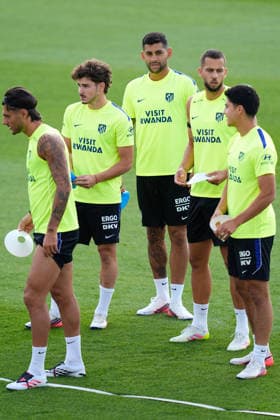 August 22, 2026, Madrid, Madrid, Spain: Julian Alvarez and Cristian Cuti Romero during a training session of Atletico de Madrid ahead the Spanish League, LaLiga EA Sports, football match against Villarreal CF at Ciudad Deportiva Wanda Atletico de Madrid on August 22, 2026, in Madrid, Spain. Madrid Spain - ZUMAa181 20260822_zaa_a181_031 Copyright: xDennisxAgyemanx