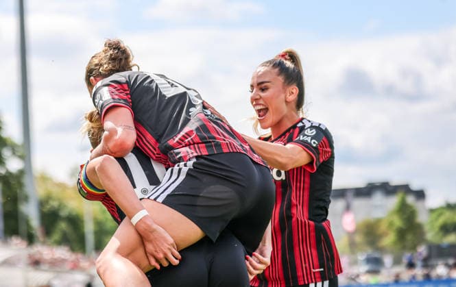 GER, Frankfurt, Eintracht Frankfurt vs 1. FC Köln, Google Pixel Frauen Bundesliga, Fussball, DFB, Spielzeit 2026 2027, Stadion am Brentanobad, 1. Spieltag im Bild: Laura Freigang (Eintracht Frankfurt Frauen 10) schießt das Tor zum 1:0, Tor, Jubel und Freude, Emotionen, Larissa Mühlhaus (Eintracht Frankfurt Frauen 47), Ereleta Memeti (Eintracht Frankfurt Frauen 7) DFB DFL REGULATIONS PROHIBIT ANY USE OF PHOTOGRAPHS AS IMAGE SEQUENCES AND OR QUASI-VIDEO, 22.08.2026 *** GER, Frankfurt, Eintracht Frankfurt vs. 1. FC Köln, Google Pixel Women s Bundesliga, Soccer, DFB, 2026–2027 Season, Brentanobad Stadium, Matchday 1 in Pictures: Laura Freigang (Eintracht Frankfurt Women, No. 10) scores the 1–0 goal; goal, celebration, and joy; emotions, Larissa Mühlhaus, Eintracht Frankfurt Women’s No. 47; Ereleta Memeti, Eintracht Frankfurt Women’s No. 7. DFB and DFL regulations prohibit any use of photographs as image sequences and or quasi-video. August 22, 2026 Copyright: HMBxMedia HendrikxHamelau