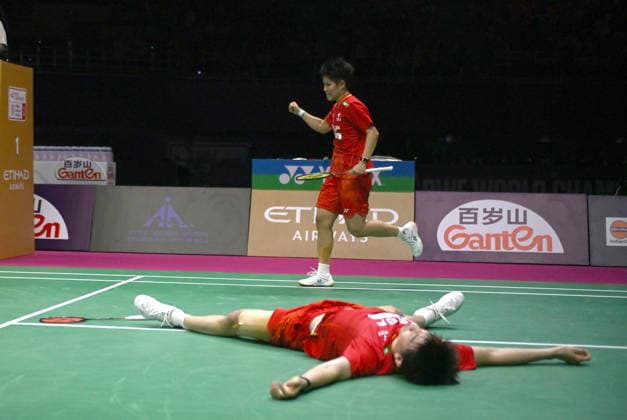 (260822) -- NEW DELHI, Aug. 22, 2026 -- Feng Yanzhe (bottom) Huang Dongping celebrate after winning the mixed doubles semifinal match between China s Feng Yanzhe Huang Dongping and Amri Syahnawi Nita Violina Marwah of Indonesia at BWF World Championships in New Delhi, India, Aug. 22, 2026. ) (SP)INDIA-NEW DELHI-BADMINTON-BWF WORLD CHAMPIONSHIPS-MIXED DOUBLES JavedxDar 