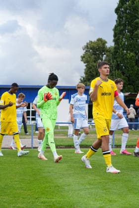 Samstag, 22.08.2026 Saison 2026 2027 3. Spieltag U17, U 17 DFB Nachwuchsliga Vorrunde Gruppe G im BSA Westender Straße, Duisburg, Germany. MSV Duisburg U17 - BV Borussia Dortmund U17. Einlaufen der Mannschaften. *** Saturday, August 22, 2026 2026–2027 Season, Matchday 3, U17 DFB Youth League Preliminary Round, Group G, at BSA Westender Straße, Duisburg, Germany MSV Duisburg U17 vs. BV Borussia Dortmund U17 Teams take the field