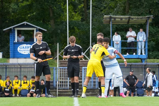 Samstag, 22.08.2026 Saison 2026 2027 3. Spieltag U17, U 17 DFB Nachwuchsliga Vorrunde Gruppe G im BSA Westender Straße, Duisburg, Germany. MSV Duisburg U17 - BV Borussia Dortmund U17. Begrüßung der Mannschaftskapitäne. Georgios Zisopoulos (BVB) *** Saturday, August 22, 2026 2026–2027 Season, Matchday 3, U17 DFB Youth League Preliminary Round, Group G, at BSA Westender Straße, Duisburg, Germany MSV Duisburg U17 vs. BV Borussia Dortmund U17 Welcome address by team captains Georgios Zisopoulos (BVB)