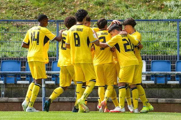 Samstag, 22.08.2026 Saison 2026 2027 3. Spieltag U17, U 17 DFB Nachwuchsliga Vorrunde Gruppe G im BSA Westender Straße, Duisburg, Germany. MSV Duisburg U17 - BV Borussia Dortmund U17. Torjubel nach dem 1:1 durch Hamzath Mohamadou (BVB). *** Saturday, August 22, 2026, 2026–2027 Season, Matchday 3, U17 DFB Youth League, Preliminary Round, Group G, at BSA Westender Straße, Duisburg, Germany MSV Duisburg U17 vs. BV Borussia Dortmund U17 Fans celebrate after Hamzath Mohamadou scores the 1–1 equalizer for BVB