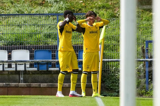Samstag, 22.08.2026 Saison 2026 2027 3. Spieltag U17, U 17 DFB Nachwuchsliga Vorrunde Gruppe G im BSA Westender Straße, Duisburg, Germany. MSV Duisburg U17 - BV Borussia Dortmund U17. Torjubel nach dem 1:1 durch Hamzath Mohamadou (BVB). Niclas Julius Goldberg (BVB) *** Saturday, August 22, 2026 2026–2027 Season, Matchday 3, U17 DFB Youth League Preliminary Round, Group G, at BSA Westender Straße, Duisburg, Germany MSV Duisburg U17 vs. BV Borussia Dortmund U17 Celebration after the 1–1 goal by Hamzath Mohamadou (BVB) and Niclas Julius Goldberg (BVB)