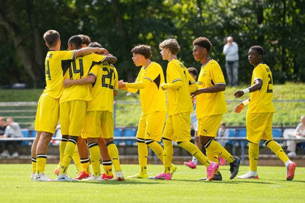 Samstag, 22.08.2026 Saison 2026 2027 3. Spieltag U17, U 17 DFB Nachwuchsliga Vorrunde Gruppe G im BSA Westender Straße, Duisburg, Germany. MSV Duisburg U17 - BV Borussia Dortmund U17. Torjubel nach dem 3:1 durch ein umstrittenes Eigentor. *** Saturday, August 22, 2026 2026–2027 Season, Matchday 3, U17 DFB Youth League Preliminary Round, Group G, at BSA Westender Straße, Duisburg, Germany MSV Duisburg U17 vs. BV Borussia Dortmund U17 Goal celebration after the 3–1 win following a controversial own goal