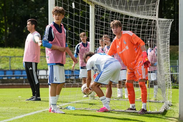 Samstag, 22.08.2026 Saison 2026 2027 3. Spieltag U17, U 17 DFB Nachwuchsliga Vorrunde Gruppe G im BSA Westender Straße, Duisburg, Germany. MSV Duisburg U17 - BV Borussia Dortmund U17. Die Spieler der MSV U19 zeigen das Loch im Tornetz. *** Saturday, August 22, 2026 2026–2027 Season, Matchday 3, U17 DFB Youth League Preliminary Round, Group G, at BSA Westender Straße, Duisburg, Germany MSV Duisburg U17 vs. BV Borussia Dortmund U17 The MSV U19 players point out the hole in the goal net