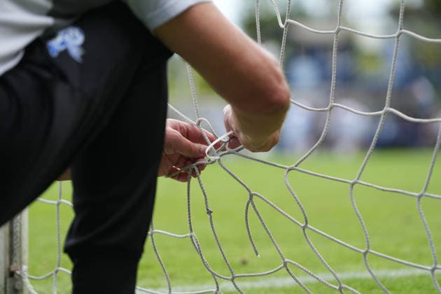Samstag, 22.08.2026 Saison 2026 2027 3. Spieltag U17, U 17 DFB Nachwuchsliga Vorrunde Gruppe G im BSA Westender Straße, Duisburg, Germany. MSV Duisburg U17 - BV Borussia Dortmund U17. Das Loch im Tornetz wird geflickt. *** Saturday, August 22, 2026, 2026–2027 Season, Matchday 3, U17 DFB Youth League, Preliminary Round, Group G, at BSA Westender Straße, Duisburg, Germany MSV Duisburg U17 vs. BV Borussia Dortmund U17 The hole in the goal net is being patched