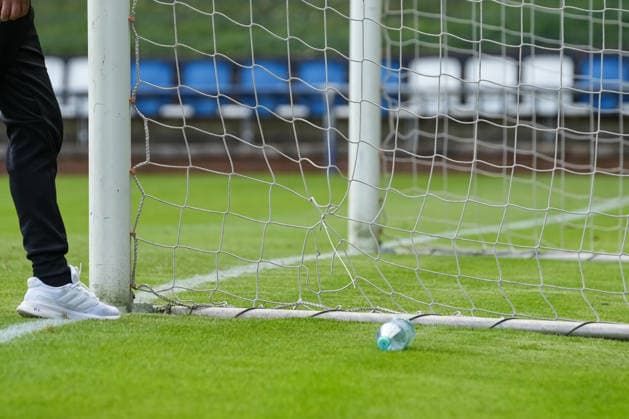 Samstag, 22.08.2026 Saison 2026 2027 3. Spieltag U17, U 17 DFB Nachwuchsliga Vorrunde Gruppe G im BSA Westender Straße, Duisburg, Germany. MSV Duisburg U17 - BV Borussia Dortmund U17. Das Loch im Tornetz wurde geflickt. *** Saturday, August 22, 2026, 2026–2027 Season, Matchday 3, U17 DFB Youth League, Preliminary Round, Group G, at BSA Westender Straße, Duisburg, Germany MSV Duisburg U17 vs. BV Borussia Dortmund U17 The hole in the goal net was patched