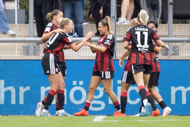 Google Pixel Frauen Bundesliga: Eintracht Frankfurt - 1. FC Köln, 22.08.2026 Laura Freigang (Eintracht Frankfurt 10) erzielte das Tor den Treffer zum 2:0 und klatscht mit Ereleta Memeti (Eintracht Frankfurt 7) ab & Larissa Mühlhaus (Eintracht Frankfurt 47) & Nina Lührßen Lührssen (Eintracht Frankfurt 11), Eintracht Frankfurt - 1. FC Köln, Frankfurt, Stadion am Brentanobad, 22.8.2026 *** Google Pixel Women s Bundesliga Eintracht Frankfurt vs. 1. FC Köln, August 22, 2026: Laura Freigang (Eintracht Frankfurt 10) scored the goal to make it 2–0 and high-fives Ereleta Memeti (Eintracht Frankfurt 7). Larissa Mühlhaus (Eintracht Frankfurt 47), Nina Lührßen (Eintracht Frankfurt 11), Eintracht Frankfurt vs. 1. FC Köln, Frankfurt, Stadion am Brentanobad, August 22, 2026 Copyright: xBEAUTIFULxSPORTS Gawlikx