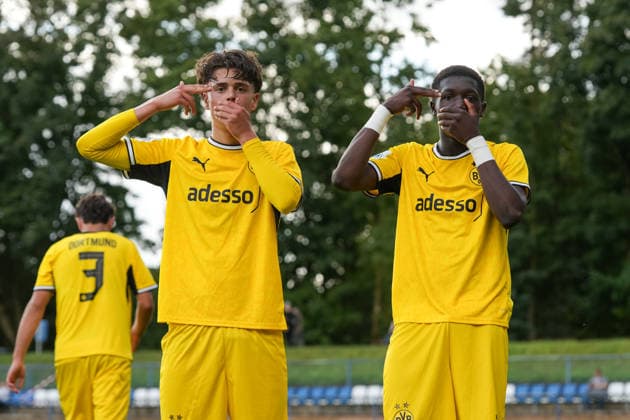 Samstag, 22.08.2026 Saison 2026 2027 3. Spieltag U17, U 17 DFB Nachwuchsliga Vorrunde Gruppe G im BSA Westender Straße, Duisburg, Germany. MSV Duisburg U17 - BV Borussia Dortmund U17. Torjubel nach dem 4:1 durch Niclas Julius Goldberg (BVB). Hamzath Mohamadou (BVB) *** Saturday, August 22, 2026, 2026–2027 Season, Matchday 3, U17 DFB Youth League Preliminary Round, Group G, at BSA Westender Straße, Duisburg, Germany MSV Duisburg U17 vs. BV Borussia Dortmund U17 Fans celebrate after Niclas Julius Goldberg (BVB) scored the 4–1 goal; Hamzath Mohamadou (BVB)
