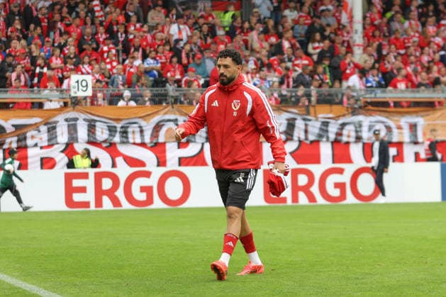 22.08.2026, xtgx, Fussball DFB-Pokal 1. Runde, FC Energie Cottbus - FC Augsburg, v.l. Tolcay Cigerci (Cottbus, 10) Ersatzspieler, Auswechselspieler (DFL DFB REGULATIONS PROHIBIT ANY USE OF PHOTOGRAPHS as IMAGE SEQUENCES and or QUASI-VIDEO) Cottbus *** August 22, 2026, xtgx, Soccer DFB Cup First Round, FC Energie Cottbus vs. FC Augsburg, from left: Tolcay Cigerci (Cottbus), 10 substitutes, DFL and DFB regulations prohibit any use of photographs as image sequences and or quasi-video (Cottbus)