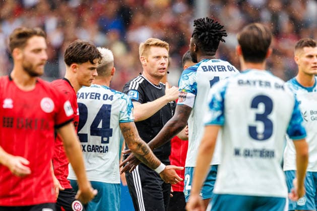 WIESBADEN, GERMANY - AUGUST 22: Referee Christian Dingert is talking to the players during the first-round match between SV Wehen Wiesbaden vs. Bayer 04 Leverkusen at Brita Arena of the German Cup on August 22, 2026 in Wiesbaden, Germany. DFL REGULATIONS PROHIBIT ANY USE OF PHOTOGRAPHS AS IMAGE SEQUENCES AND OR QUASI-VIDEO. Hessen Germany Copyright: xStephanxHahnex