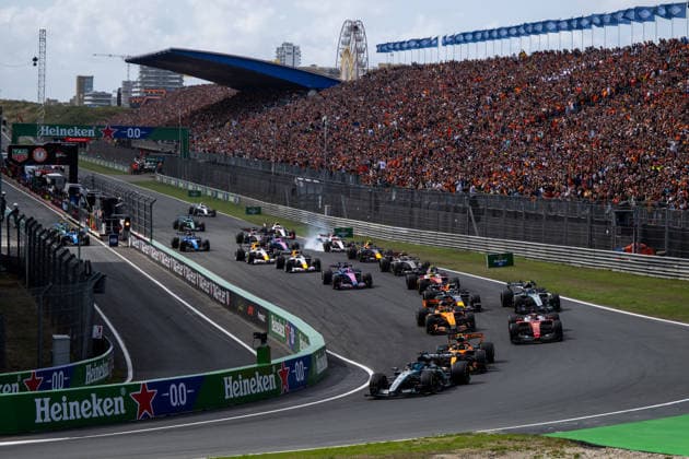 22.08.2026, NED, Motorsport, FIA Formel 1 Weltmeisterschaft, Saison 2026, Circuit Zandvoort, Großer Preis der Niederlande George Russell ( Mercedes-AMG Petronas F1 Team, Großbritannien, 63 ) im F1 W17, Lando Norris ( McLaren Mastercard Formula 1 Team, Großbritannien, 01 ) im MCL40, Charles Leclerc ( Scuderia Ferrari HP, Monaco, 16 ) im SF-26, Oscar Piastri ( McLaren Mastercard Formula 1 Team, Australien, 81 ) im MCL40, Andrea Kimi Antonelli ( Mercedes-AMG Petronas F1 Team, Italien, 12 ) im F1 W17 am Start Rennstart in Kurve 1 Tarzan Bocht, dahinter Oranje Fans Zuschauer auf der Tribüne, Zandvoort Mascot Circuit Zandvoort Holland Niederlande *** August 22, 2026, NED, Motorsports, FIA Formula 1 World Championship, 2026 Season, Zandvoort Circuit, Dutch Grand Prix: George Russell, Mercedes AMG Petronas F1 Team, United Kingdom, 63 in the F1 W17; Lando Norris, McLaren Mastercard Formula 1 Team, United Kingdom, 01 in the MCL40; Charles Leclerc, Scuderia Ferrari HP, Monaco, 16 in the SF 26, Oscar Piastri, McLaren Mastercard Formula 1 Team, Australia, 81 in the MCL40, Andrea Kimi Antonelli, Mercedes AMG Petronas F1 Team, Italy, No. 12 in the F1 W17, at the start of the race in Turn 1 (Tarzan Bend); behind him, orange-clad fans in the stands; Zandvoort Mascot, Circuit Zandvoort, Holland, Netherlands Copyright: xNordphoto Memmlerx