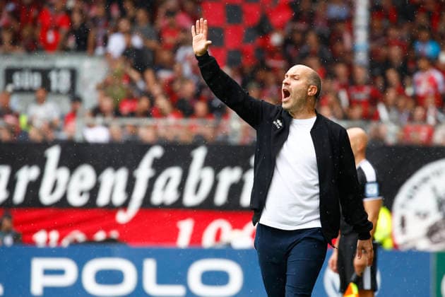 22.08.2026, xavx, Fussball DFB Pokal 1.Runde, SV Wehen Wiesbaden - Bayer 04 Leverkusen v.l. Trainer Daniel Scherning (SV Wehen Wiesbaden) gibt Anweisungen, gestikuliert, mit den Armen gestikulieren, gives instructions, gesticulate. Wiesbaden *** August 22, 2026, xavx, Soccer, DFB Cup First Round, SV Wehen Wiesbaden vs. Bayer 04 Leverkusen; Coach Daniel Scherning of SV Wehen Wiesbaden gives instructions, gesticulates with his arms, Wiesbaden