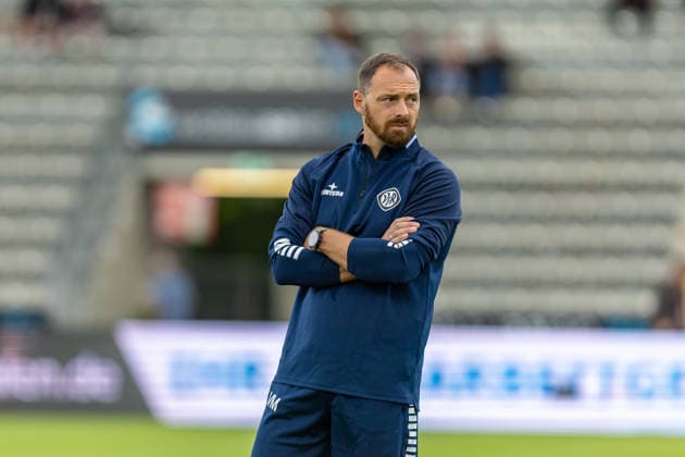 Volker Mannhardt (VfR Aalen, Athletik-Trainer) Warm Up verschraenkte Arme Blick zur Seite, GER, VfR Aalen vs. SG Eintracht Frankfurt II, Fussball, Herren, Regionalliga Suedwest, 3. Spieltag, Spielzeit 2026 2027, 22.08.2026, DFL DFB REGULATIONS PROHIBIT ANY USE OF PHOTOGRAPHS AS IMAGE SEQUENCES AND OR QUASI-VIDEO, GER, VfR Aalen vs. SG Eintracht Frankfurt II, Fussball, Herren, Regionalliga Suedwest, 3. Spieltag, Spielzeit 2026 2027, 22.08.2026 Aalen *** Volker Mannhardt, VfR Aalen, athletic trainer; warm-up with arms crossed, looking to the side, GER, VfR Aalen vs. SG Eintracht Frankfurt II, soccer, men s, Regionalliga Southwest, Matchday 3, 2026–2027 season, August 22, 2026, DFL and DFB regulations prohibit any use of photographs as image sequences and or quasi-video, GER, VfR Aalen vs. SG Eintracht Frankfurt II, Soccer, Men’s, Regionalliga Southwest, Matchday 3, 2026–2027 Season, August 22, 2026, Aalen Copyright: xEibner-Pressefoto JanixPlessx EP_JPL