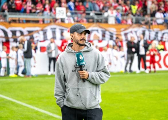 Fußball, Herren, Saison 2026 2027, DFB-Pokal (1. Runde), FC Energie Cottbus - FC Augsburg, der gesperrte Leonardo Bittencourt (Energie Cottbus) bei Sky, 22.08.2026, *** Soccer, Men s, 2026–2027 Season, DFB Cup First Round, FC Energie Cottbus vs. FC Augsburg, Leonardo Bittencourt (suspended) for Energie Cottbus on Sky, August 22, 2026, Copyright: xMatthiasxKochx