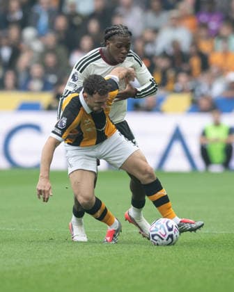 Hull City v Manchester United, ManU Premier League Lewis Coyle of Hull City holds off Patrick Dorgu of Manchester United during the Premier League match between Hull City and Manchester United at the MKM Stadium, Hull. 22 08 2026 UK Newspapers OUT Copyright: xMattxWilkinsonx FIL-23804-0083